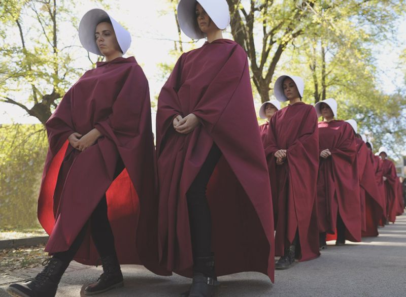 HANDMAID'S TALE: Per sensibilizzare e commemorare le donne vittime di femminicidio